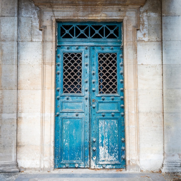 Antigua puerta de entrada a casa con porche