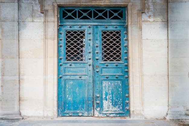 Antigua puerta de entrada a la casa con porche