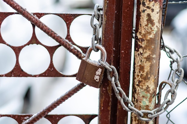 La antigua puerta de hierro está cerrada con una cadena Rompiendo y entrando en propiedad privada Zona secreta cerrada