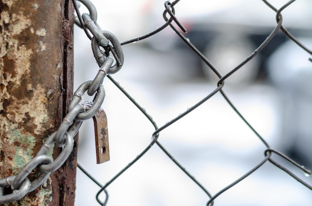 La antigua puerta de hierro está cerrada con una cadena Rompiendo y entrando en propiedad privada Zona secreta cerrada