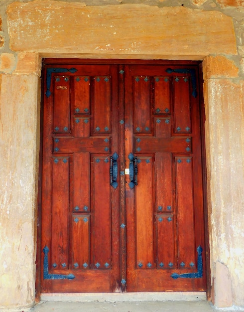 Foto antigua puerta de una iglesia