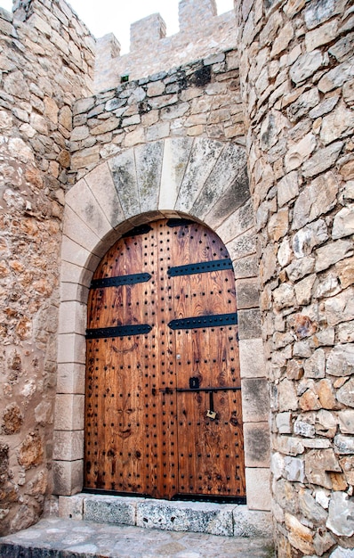 Antigua puerta de madera en el antiguo castillo de piedra Villena España