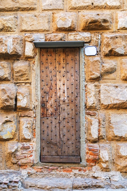 Antigua puerta de madera en las calles de Florencia