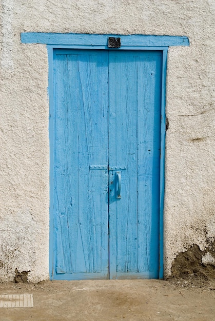 Una antigua puerta de madera en una granja de piedra tradicional