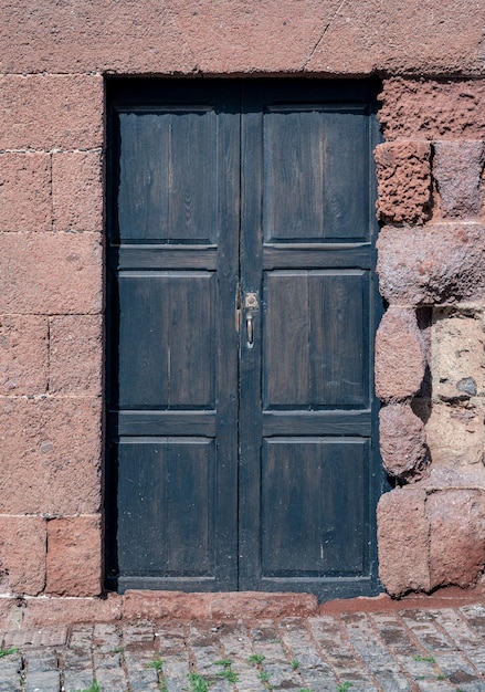 Antigua puerta de madera con marco de piedra turismo rural