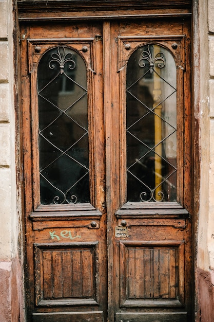 Antigua puerta de madera marrón de la casa con ventanas, edificio.