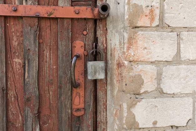 Antigua puerta de madera con pintura descascarada y agrietada.