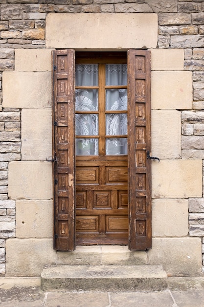 Antigua puerta de madera vasca dañada por años