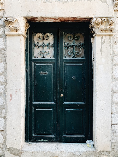 Una antigua puerta de madera verde vintage