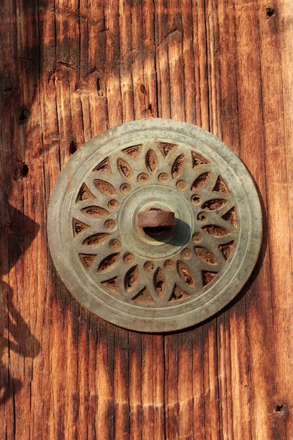 Antigua puerta de madera en zona rural