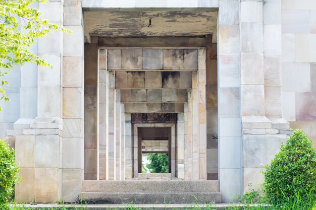 antigua puerta de piedra forma angkor camboya