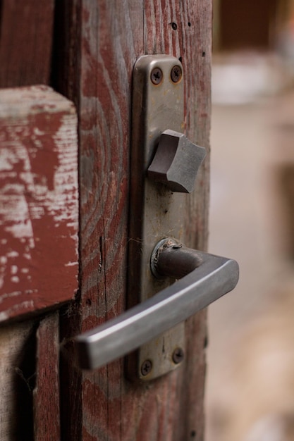 Antigua puerta roja de madera con mango de metal