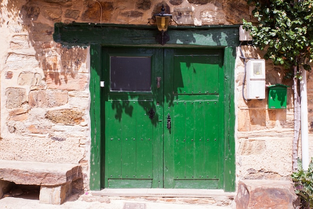 Antigua puerta verde de una casa española.