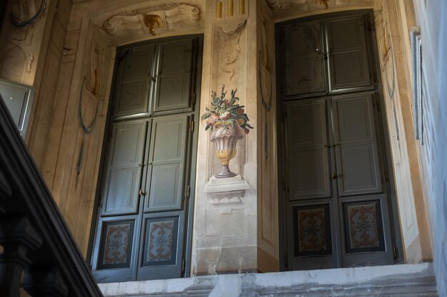 Una antigua puerta vintage dentro de un castillo europeo en italia