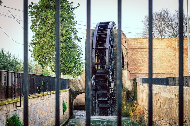 Antigua rueda de agua industrial en un molino de agua de canal