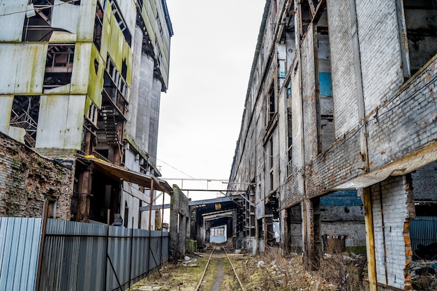 Antigua ruina de fábrica y ventanas rotas Edificio industrial para demolición