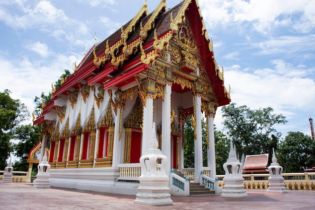 Antigua sala de ordenación o antigua iglesia ubosot para los viajeros tailandeses que viajan visitan y respetan la oración con la bendición de la adoración del misterio sagrado en Wat Kositaram o el templo Ban Khae en Chai Nat Tailandia