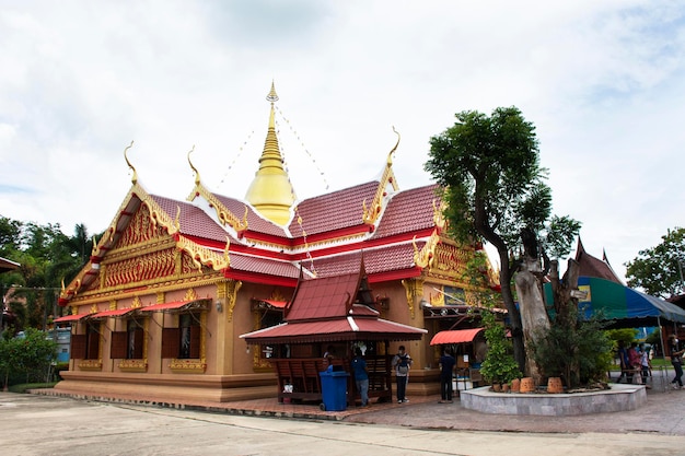 Antigua sala de ordenación o antigua iglesia ubosot para los viajeros tailandeses que viajan visitan y respetan la oración con la bendición sagrada en Wat Kositaram o el templo Ban Khae el 27 de mayo de 2020 en Chai Nat Tailandia