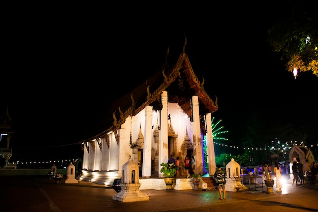 Antigua sala de ordenación de ruinas o antiguo edificio de la iglesia ubosot del templo de Wat Prasat para los tailandeses que viajan, visitan y respetan la bendición de la oración buda misteriosa el 8 de noviembre de 2022 en Nonthaburi Tailandia