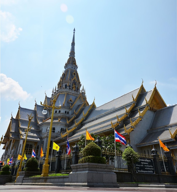 La antigua sala de ordenación de ubosot o la iglesia antigua de Wat Sothon Wararam Worawihan o el templo de Sothonwararam para los viajeros tailandeses visitan la oración de respeto el 24 de junio de 2011 en Chachoengsao Tailandia