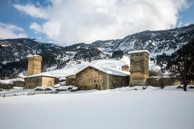 La antigua Svan se eleva entre la nieve y las montañas del Cáucaso Mestia