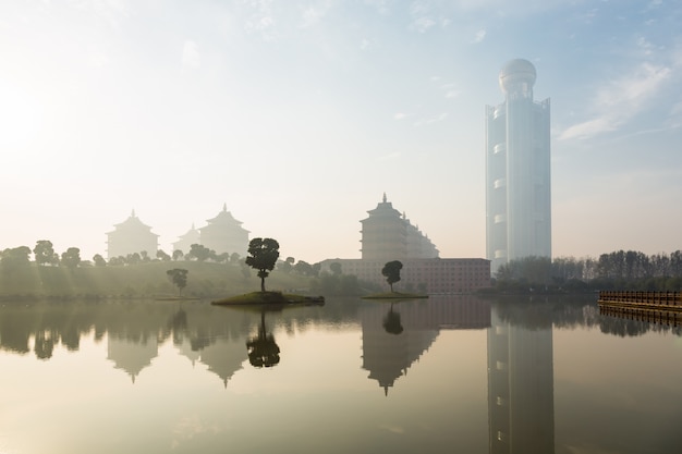 Antigua Tallinn y la arquitectura moderna, en la madrugada, hay niebla en la superficie del agua, China