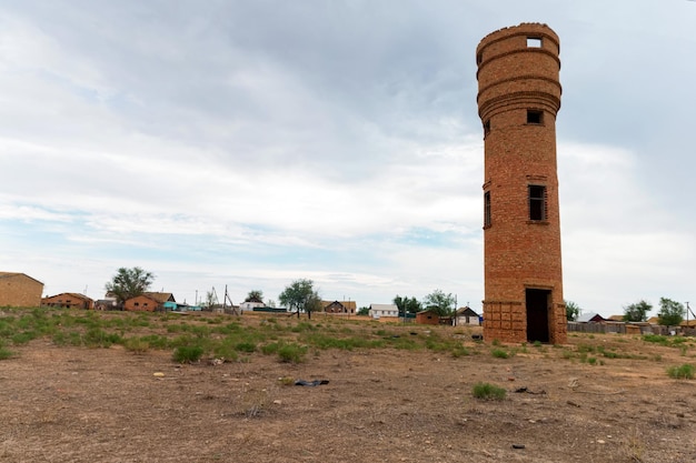 Antigua torre de agua de ladrillo rojo en el campo