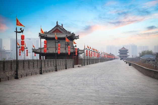 Antigua torre al atardecer en la muralla de la ciudad de xian China