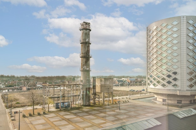 Foto una antigua torre frente a un edificio con un