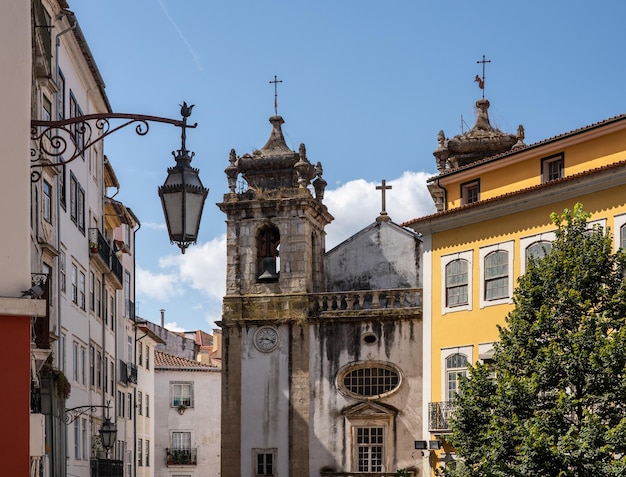Antigua torre de iglesia de la iglesia de Sao Bartholomeu en el centro de Coimbra en Portugal