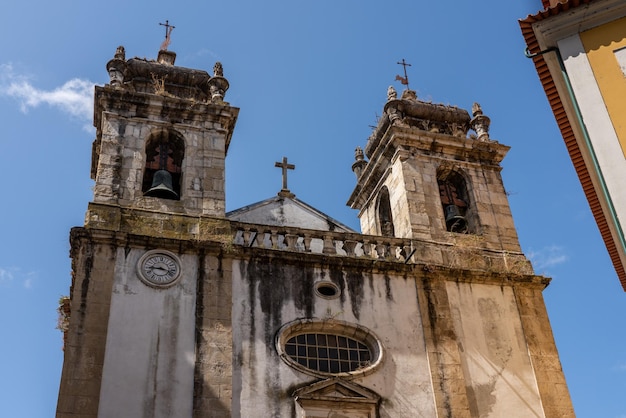 Antigua torre de iglesia de la iglesia de Sao Bartholomeu en el centro de Coimbra en Portugal