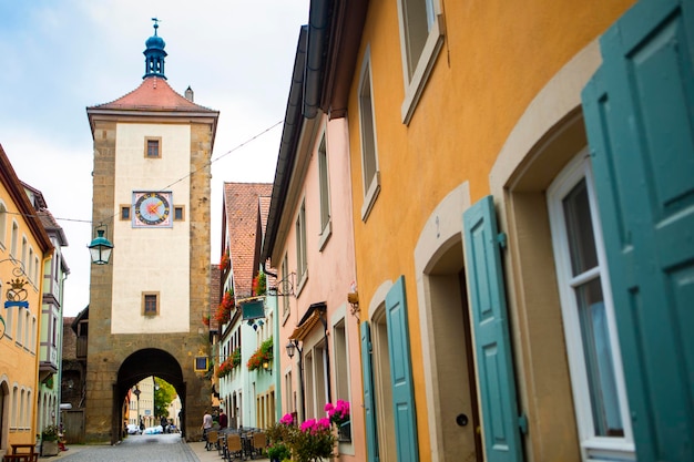 La antigua torre del reloj en las calles de la ciudad de cuento de hadas de Rothenburg, Alemania