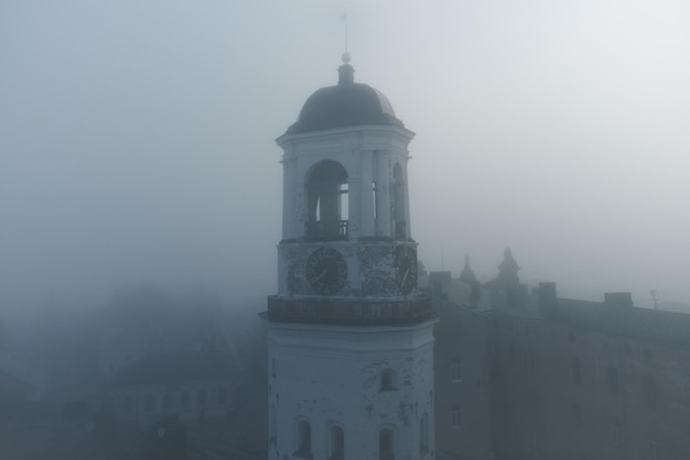 La antigua torre del reloj envuelta en niebla Old Town en Vyborg