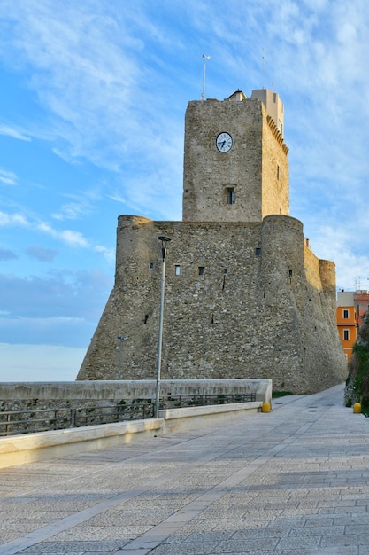 Una antigua torre en Termoli, una ciudad medieval en la provincia de Campobasso en Italia