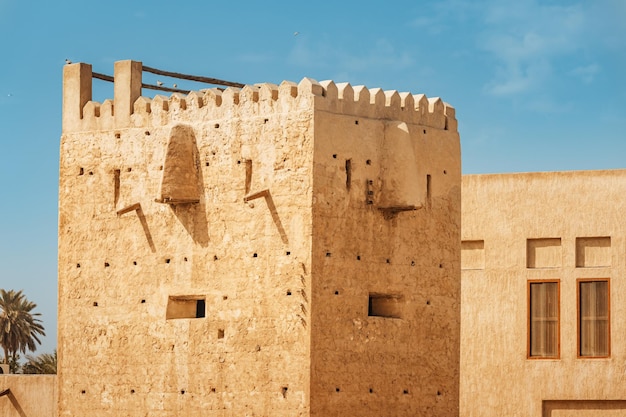 Antigua torre de vigilancia de la arquitectura de la fortaleza en el distrito de Bur Dubai Deira, destino histórico de viajes y turismo