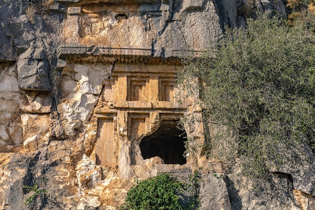 Antigua tumba antigua tallada en la roca cerca de Myra de Lycia