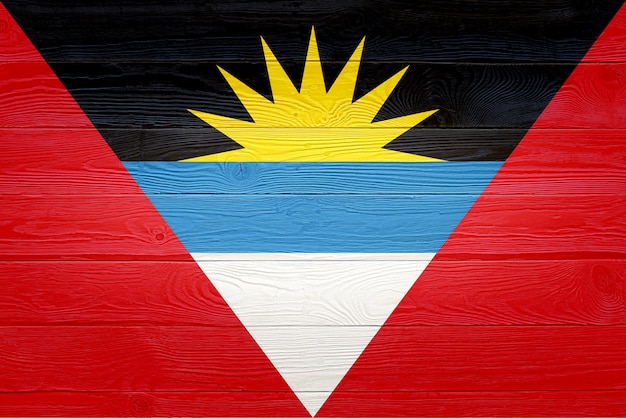 Antigua und Barbuda Flagge gemalt auf altem Holzbretthintergrund