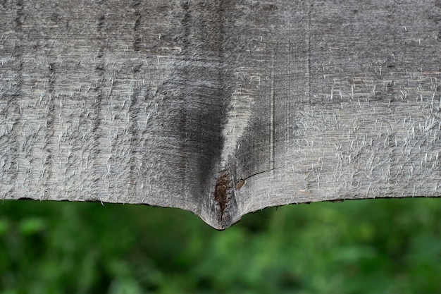 Antigua valla gris en el jardín de verano con textura