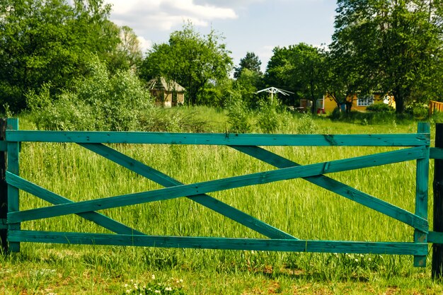 Antigua valla de madera y puerta en verde, paisaje de hierba de Mongolia