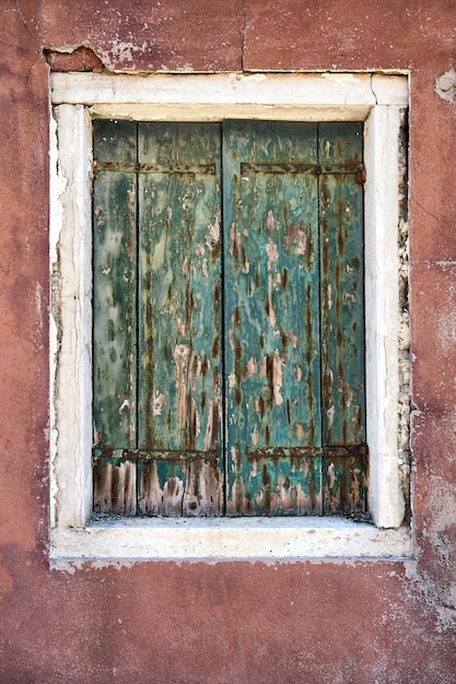 Antigua ventana con contraventana de madera. Italia, Venecia, Burano.