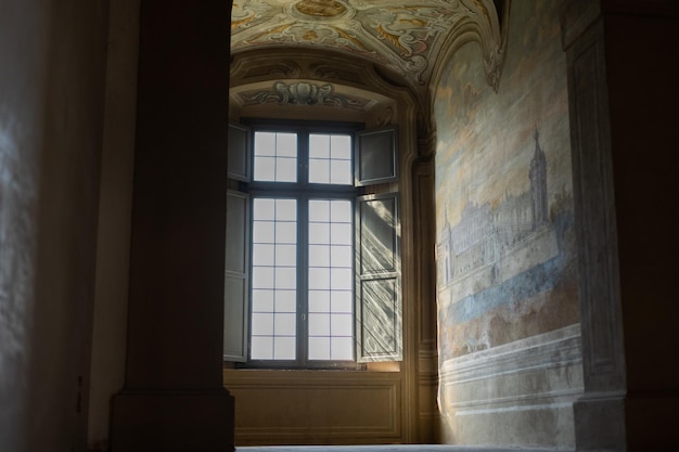 Una antigua ventana de madera vintage en la antigua casa de campo villa arquitectura europea