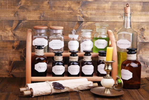 Foto antiguas botellas de farmacia históricas con etiqueta en fondo de madera