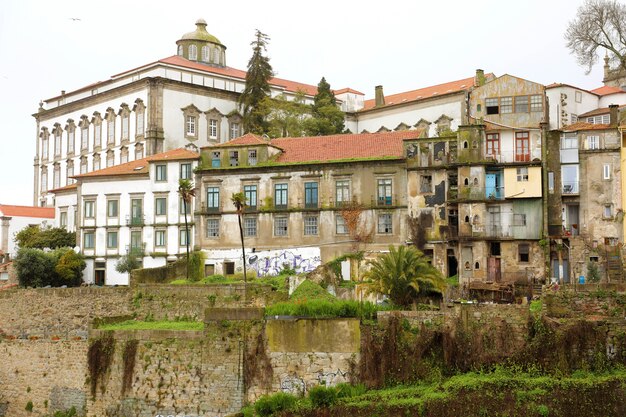 Antiguas casas abandonadas en el centro de Oporto