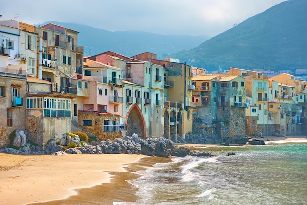 Antiguas casas de colores junto al mar en la ciudad de Cefalu en Sicilia, Italia