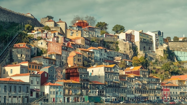 Antiguas casas de pescadores en una colina junto al funicular en el distrito de Ribeira, a orillas del río Duero, en la ciudad de Oporto en Portugal