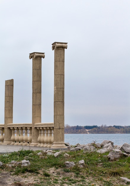 Antiguas columnas junto al mar.