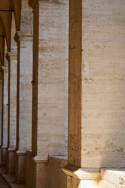 Foto antiguas columnas de piedra en roma italia como fondo