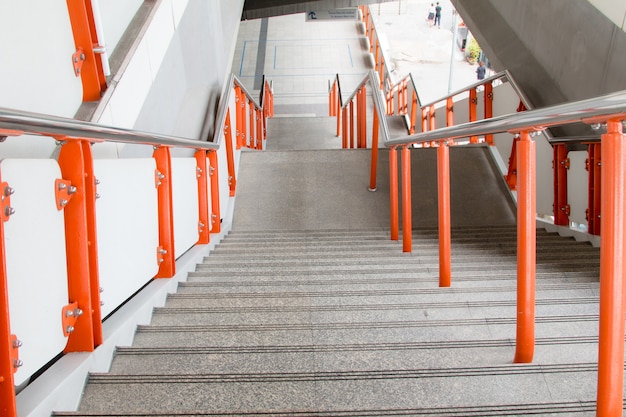 Antiguas escaleras del paso elevado en la ciudad, BTS