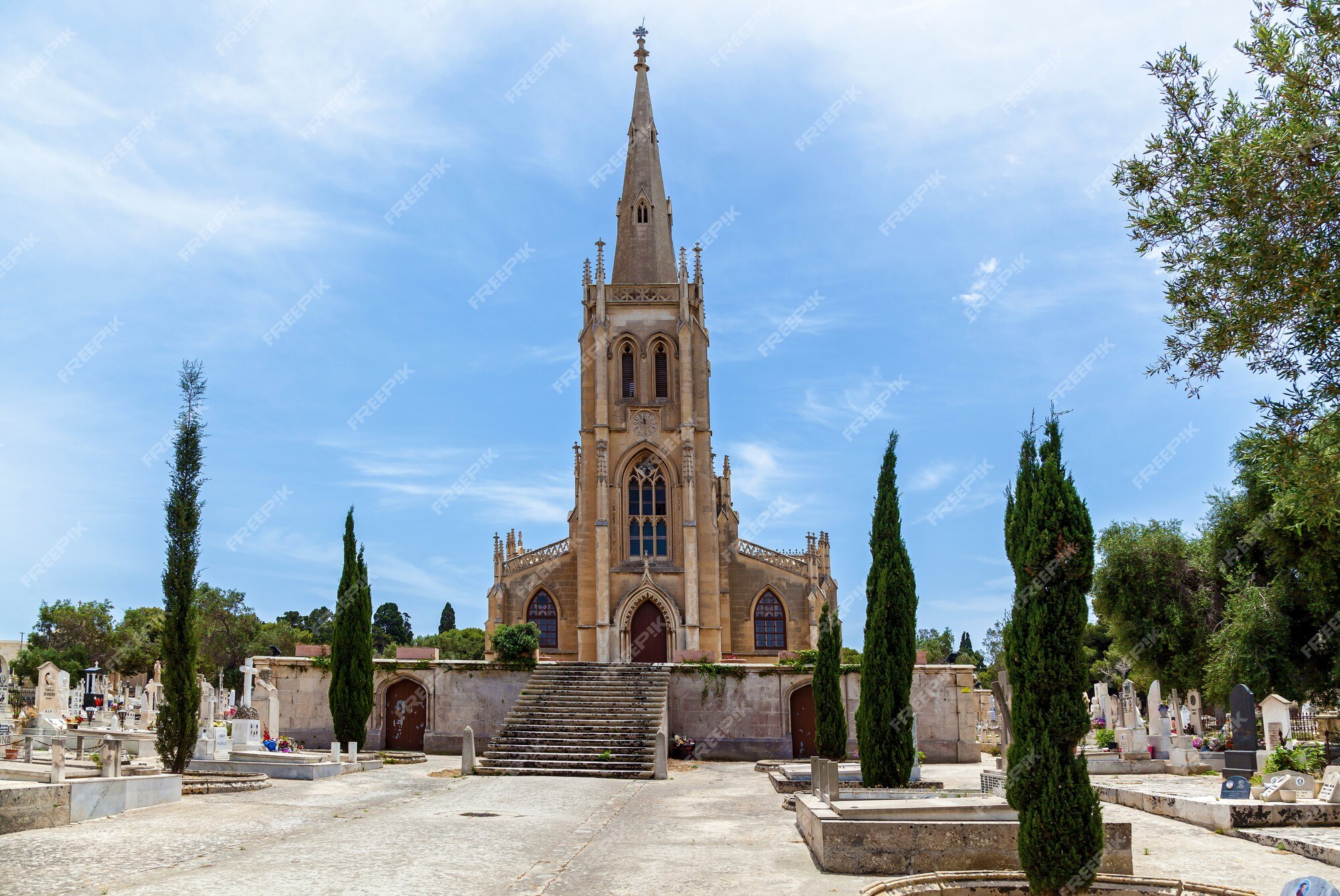 Las antiguas escaleras de piedra que conducen a la iglesia tradicional en el cementerio de addolorata en malta, cerca de la valeta. | Foto Premium Las antiguas escaleras de piedra que conducen a la iglesia tradicional en el cementerio de addolorata en malta, cerca de la valeta. | Foto Premium