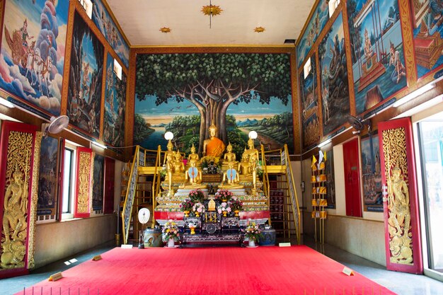 Antiguas estatuas de buda en el antiguo ubosot para los tailandeses y los viajeros extranjeros visitan y respetan la adoración sagrada de la bendición orante en el templo Wat Lam Phaya el 9 de abril de 2022 en Nakhon Pathom Tailandia